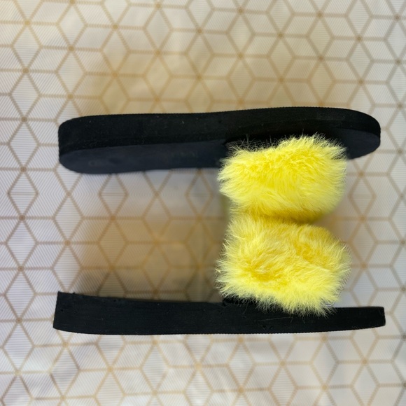 Yellow furry slides - Picture 5 of 6